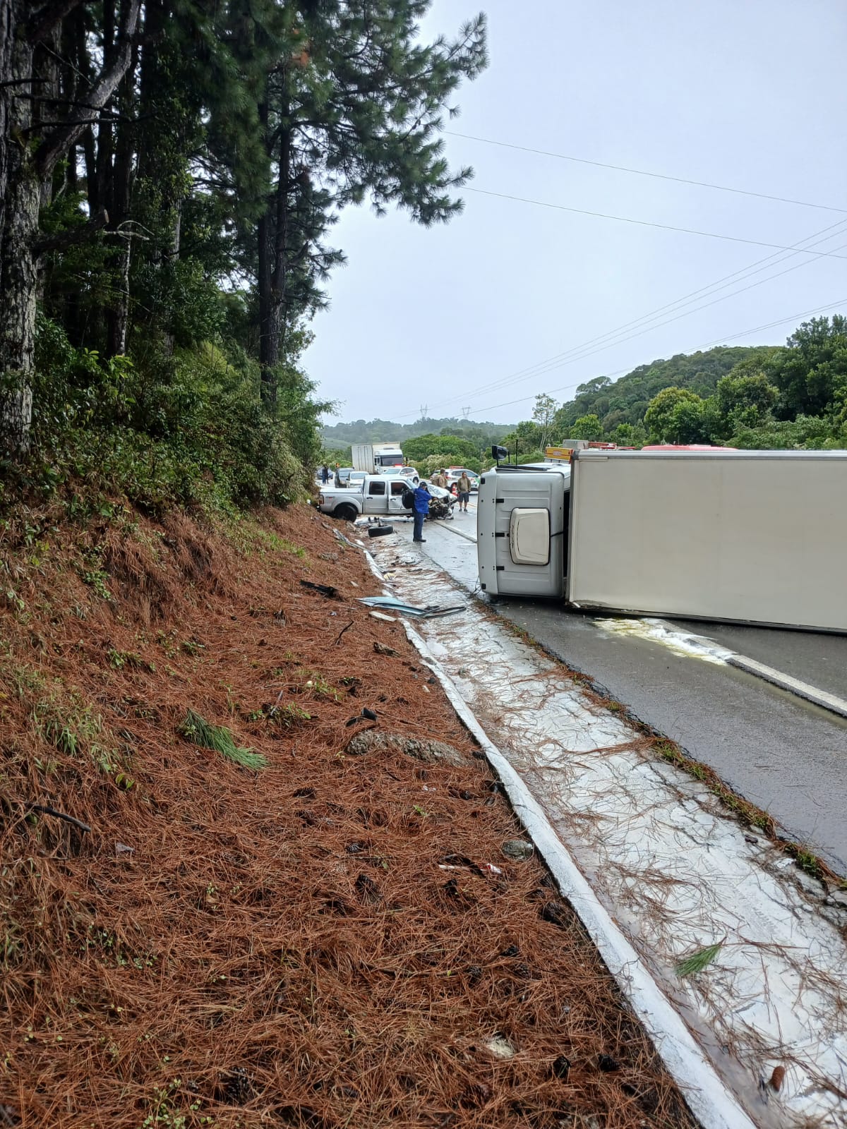 Carreta tomba na BR-282; rodovia ficou bloqueada por horas