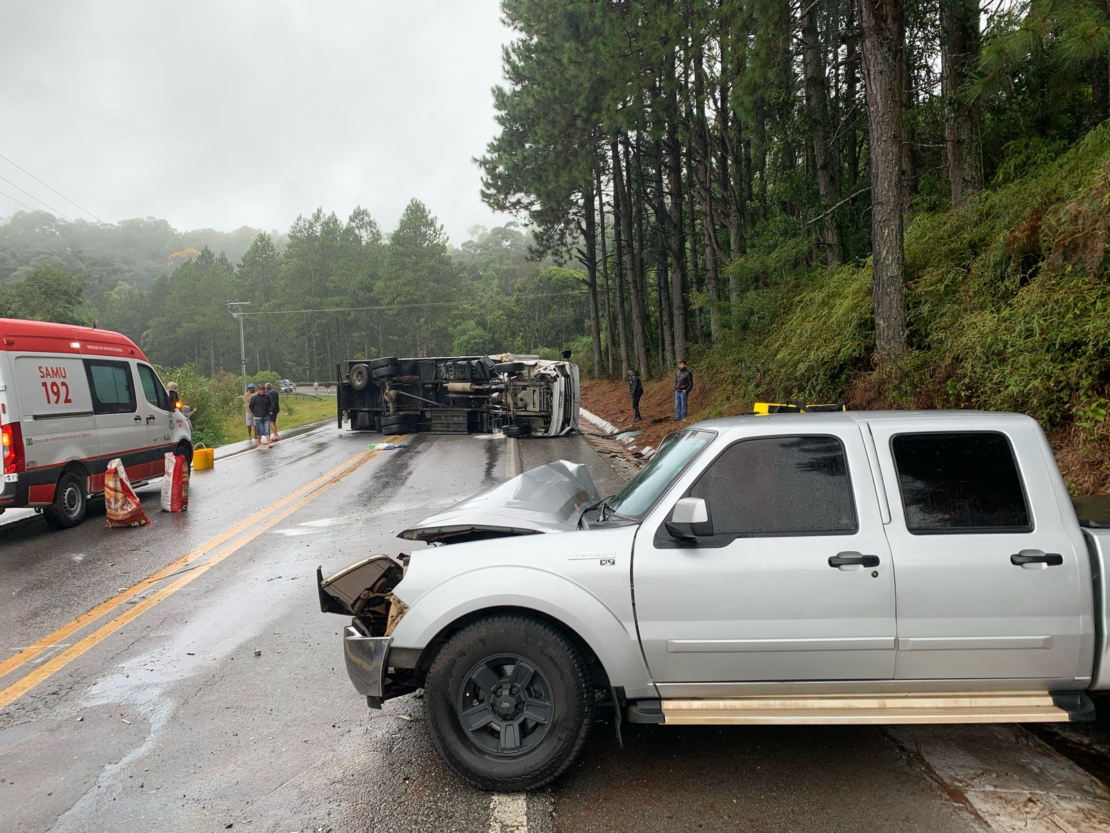 Carreta tomba na BR-282; rodovia ficou bloqueada por horas