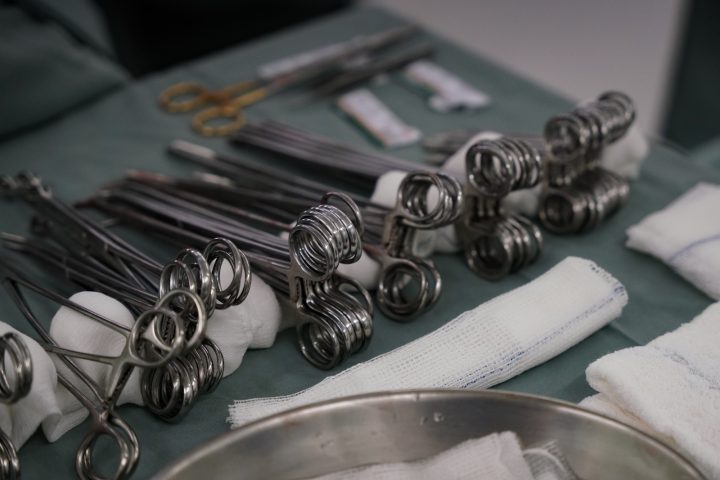 SC realiza cirurgia inédita em paciente com tumor ósseo pelo SUS