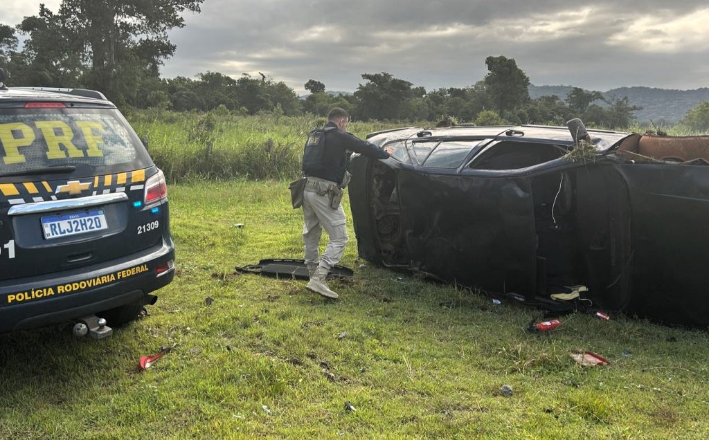 PRF prende traficante após perseguição e capotamento na BR-101