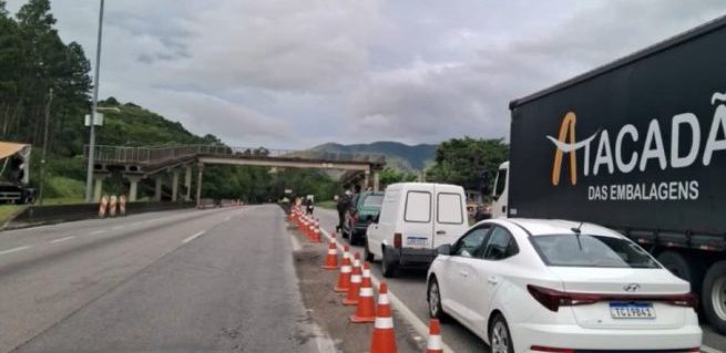 Arteris corta árvores e volta a bloquear BR-101 no Morro dos Cavalos
