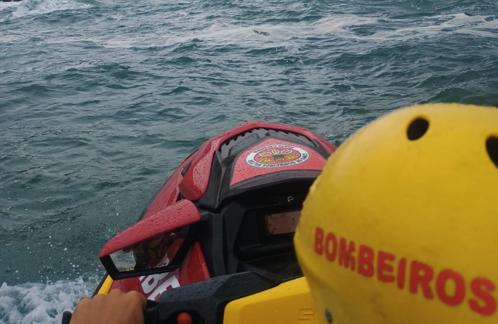 Bombeiros iniciam 5º dia de buscas por homem desaparecido no mar