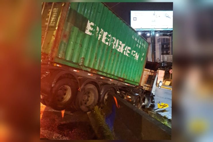 Três carretas se envolvem em engavetamento na BR-101