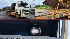 Motorista com capacete dirige carreta sem para-brisa e peças amarradas
