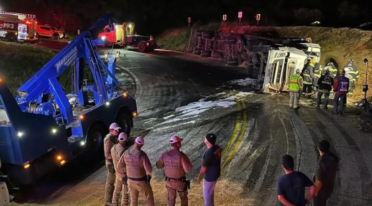 Motorista morre após caminhão tombar em curva na Serra Dona Francisca