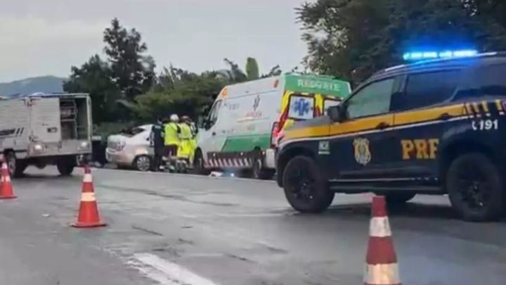 Homem morre em acidente entre carro e caminhão em Biguaçu