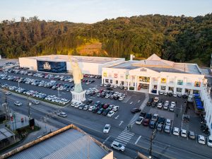 Santo Rosário do Frei Gilson será transmitido ao vivo no estacionamento da Havan