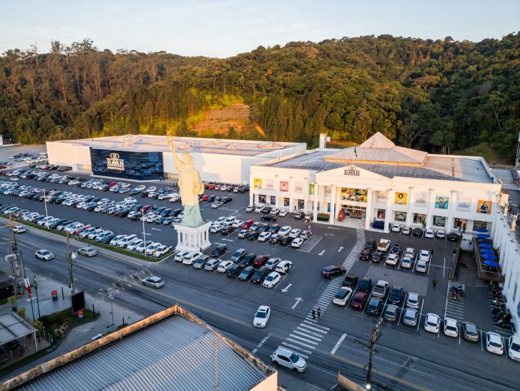 Santo Rosário do Frei Gilson será transmitido ao vivo no estacionamento da Havan