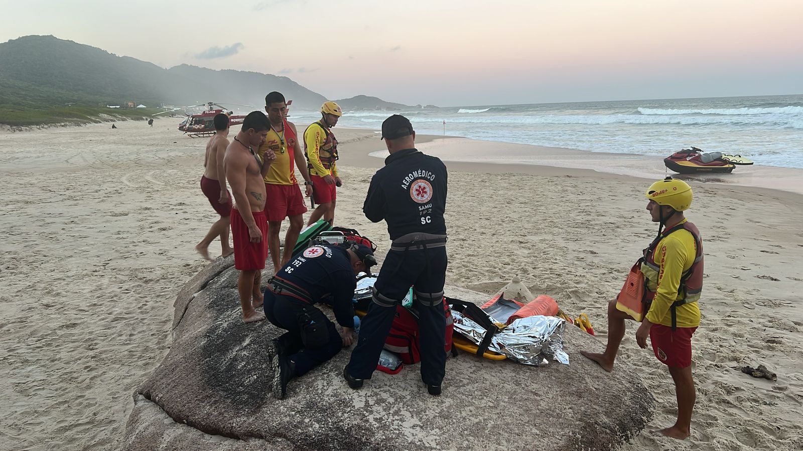 Queda de parapente em praia de Florianópolis deixa homem ferido