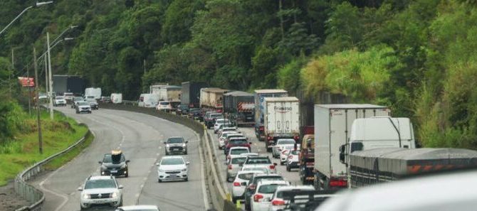 Sexta-feira Santa começa com filas quilométricas nas rodovias