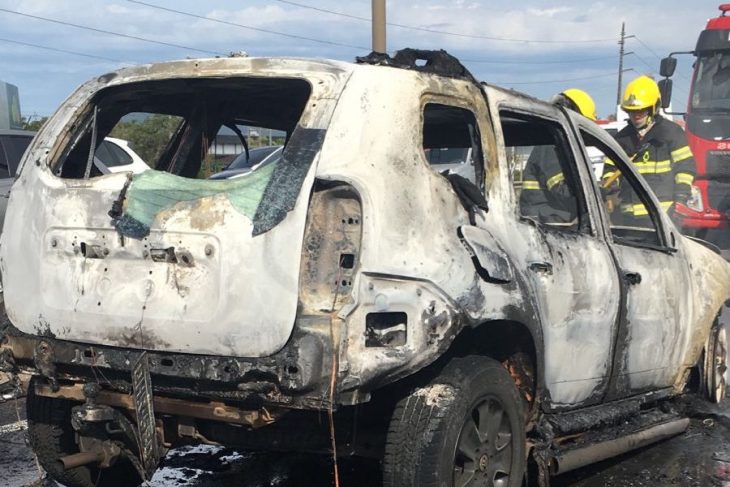 Vídeo: carro pega fogo na BR-101 em Itajaí; ninguém ficou ferido