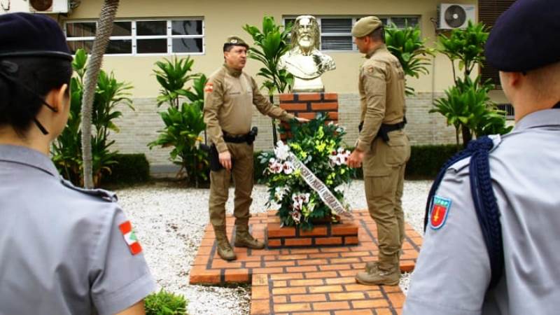 Polícia Militar presta homenagem a Tiradentes, patrono das polícias do Brasil