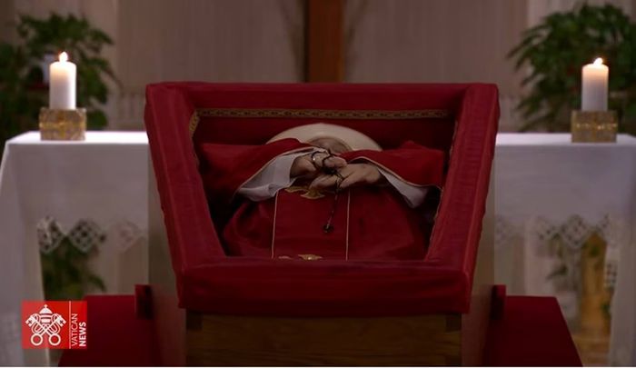 Vaticano divulga imagens do corpo de papa Francisco e anuncia data do sepultamento