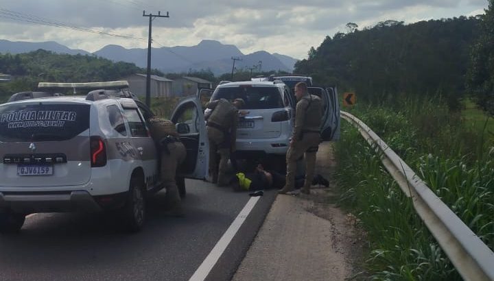 Bandidos armados invadem concessionária, amarram funcionários e roubam 11 veículos
