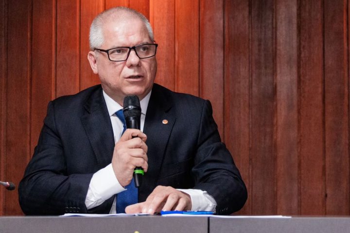 Presidente do INSS é afastado do cargo em operação da PF