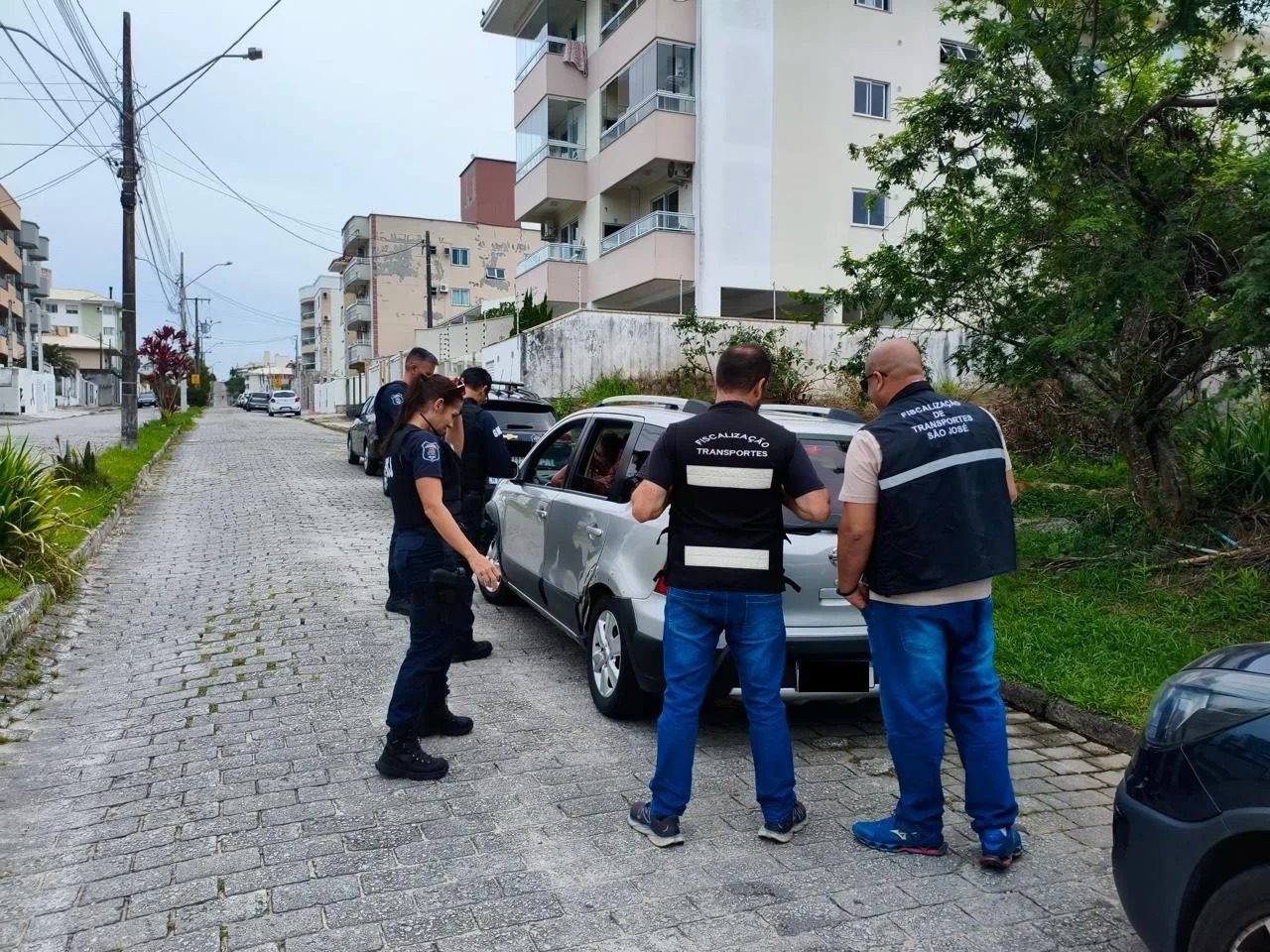 Veículo de transporte escolar irregular é apreendido em São José