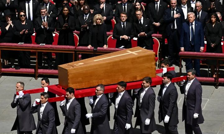 Corpo de papa Francisco é sepultado na Basílica de Santa Maria Maior
