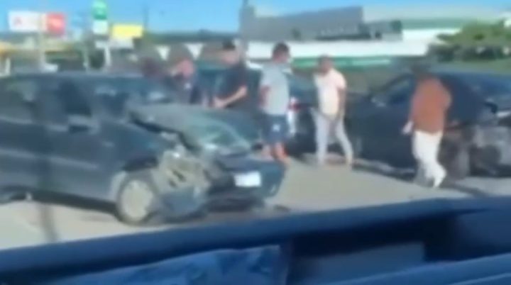 Colisão entre carros e caminhão na BR-101 deixa 6 pessoas feridas
