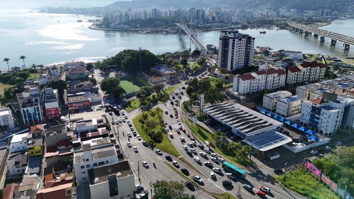 Implantação de rótula muda acesso à Ponte Hercílio Luz; entenda