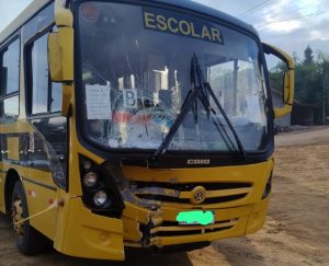 Grave acidente entre moto e van escolar deixa duas pessoas mortas