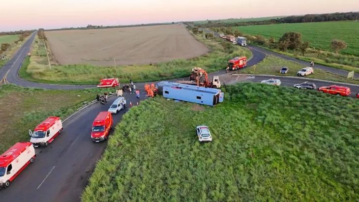 Tragédia em rodovia: ônibus tomba, deixa ao menos 10 mortos e 15 feridos