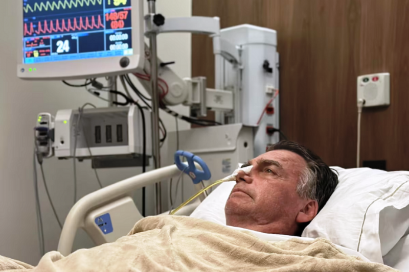 Bolsonaro faz exames após queda na cela e retorna à custódia da PF