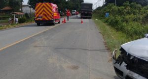 Motoristas param após acidente e morrem atropelados por moto