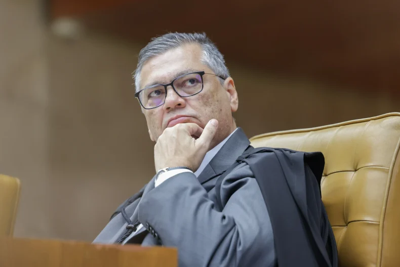 Dino pressiona Câmara por explicações sobre viagem de Mário Frias