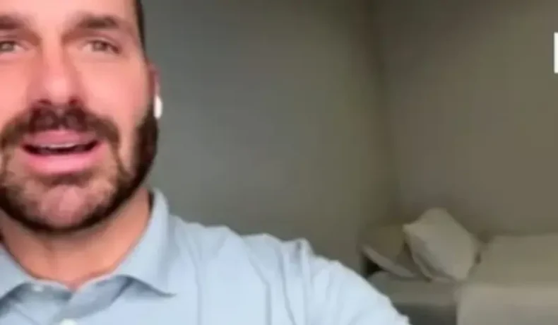 Eduardo Bolsonaro diz que dorme em colchão inflável nos EUA