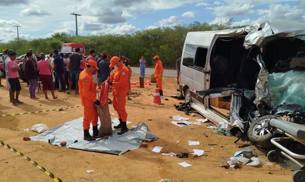 Acidente entre van e caminhão deixa seis pessoas mortas e 11 feridas