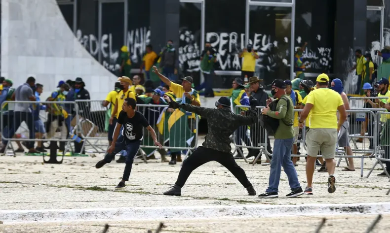 Pesquisa aponta que 56% dos brasileiros rejeitam a anistia pelo 8/1