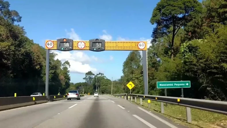 Carga derramada bloqueia parte da BR-101 em Palhoça