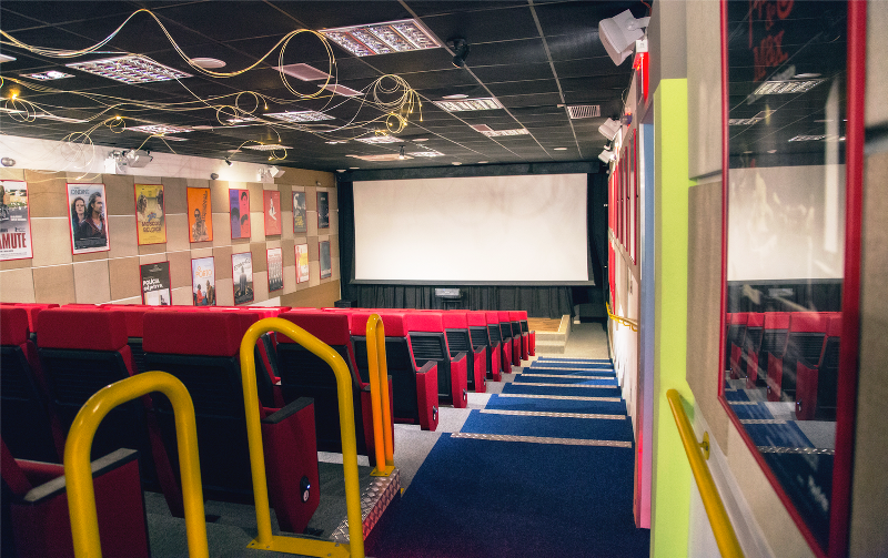 Cinema em SC cancela debate pós-sessão após mensagens de ódio e ameaças