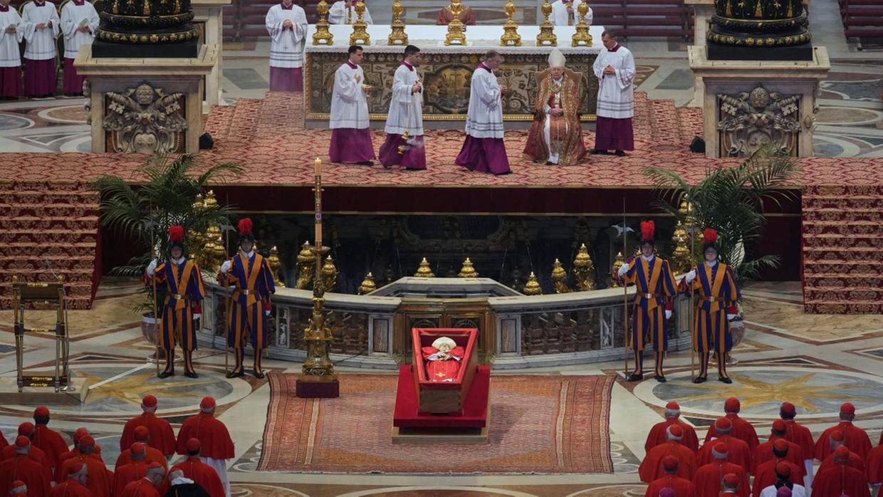 Ao vivo: corpo de papa Francisco chega à Basílica de São Pedro e fiéis se despedem