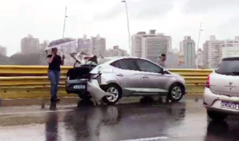 Com pista molhada, colisão traseira na ponte tranca trânsito na Capital