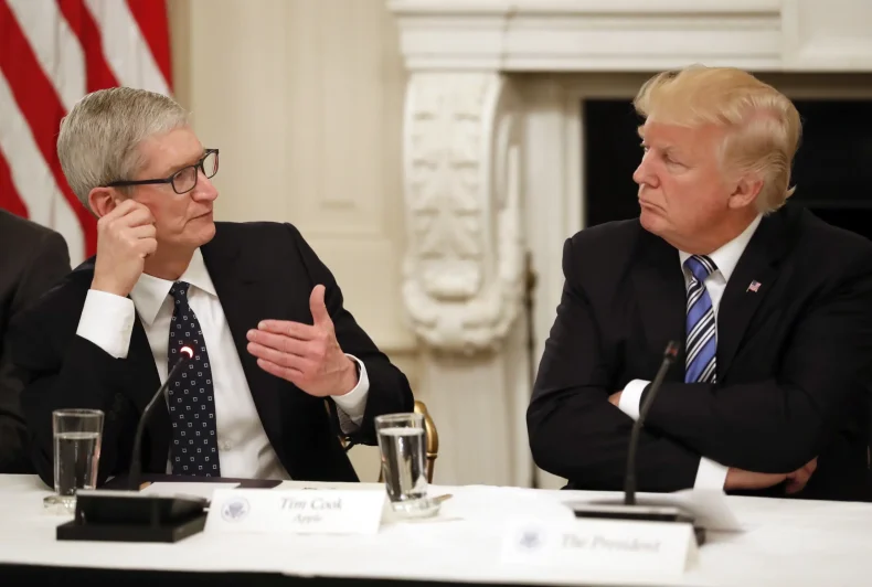 Trump ameaça taxar Apple em 25% se Iphones não forem feitos nos EUA