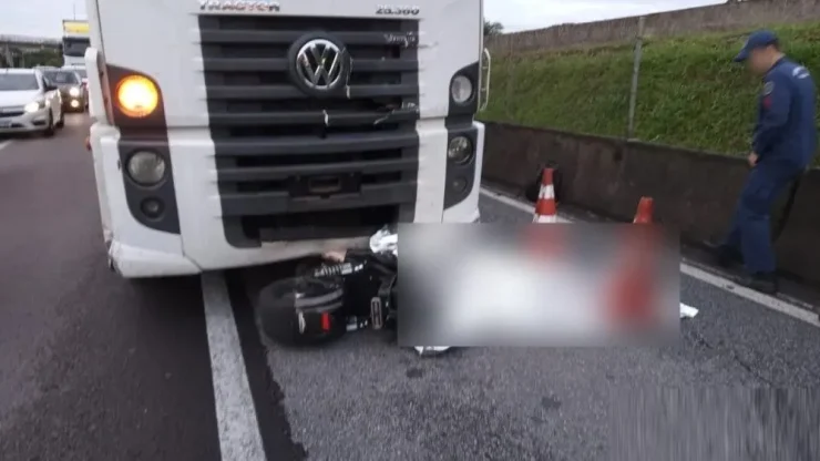 Idoso com moto elétrica morre atropelado por caminhão na BR-101