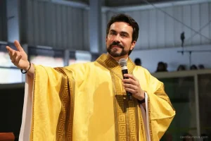 Padre Fábio desabafa sobre ataques após polêmica com gerente de cafeteria