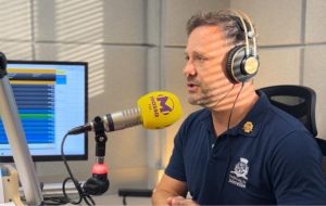 Prefeito de Joinville visita Massa FM e fala sobre assuntos polêmicos