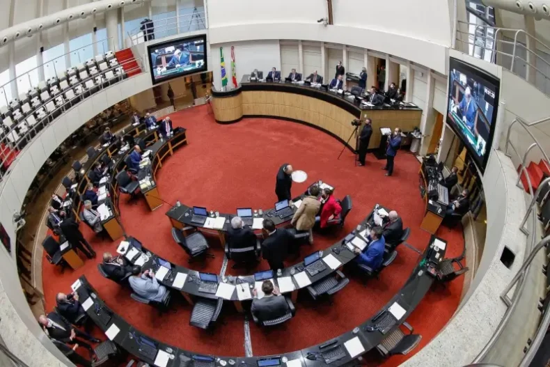 Partidos de SC entram na corrida por mais vagas na Alesc e em Brasília