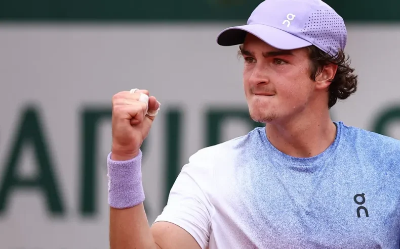 João Fonseca vence mais uma e avança em Roland Garros
