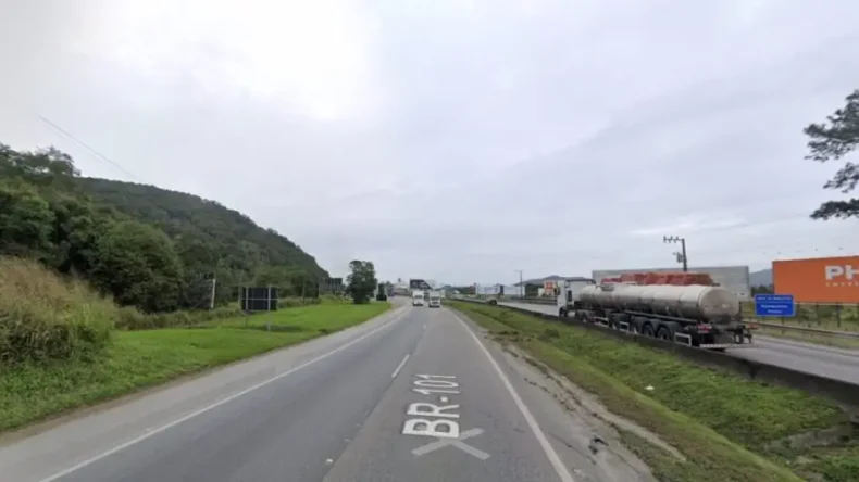 Tombamento de carreta deixa motorista morto na BR-101