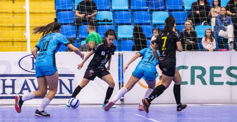 Catarinenses dominam início da Liga Feminina de Futsal