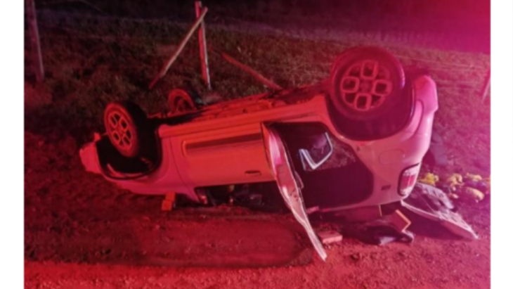 Motorista morre após carro capotar em cerca de arame farpado