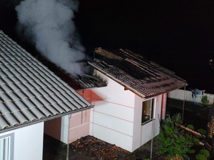 Homem agride esposa e incendeia casa na frente das filhas
