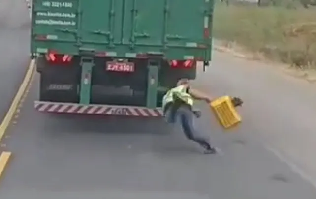 Vídeo: homem cai de caminhão em movimento após pegar “carona” perigosa