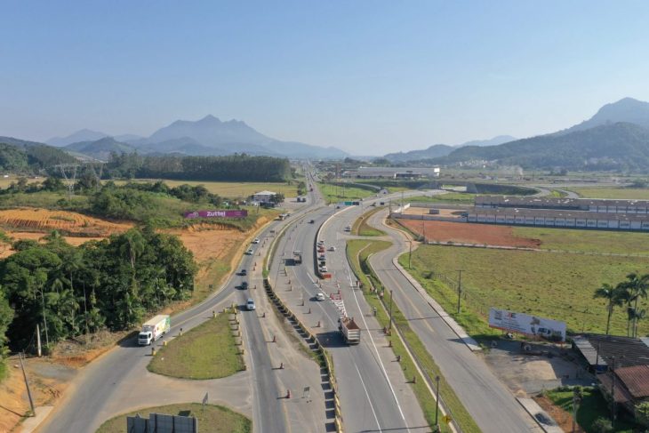 Obra de duplicação bloqueia BR-280 durante meses; confira o trecho