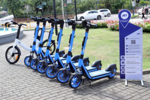 Aula em Blumenau ensina como utilizar patinetes elétricos
