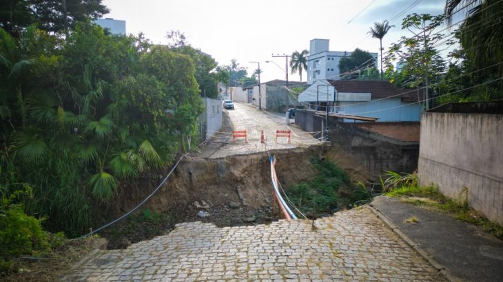 Cratera aberta pela enxurrada será recuperada após três meses