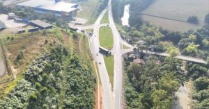 BR-470 tem obra de elevação concluída para evitar alagamentos